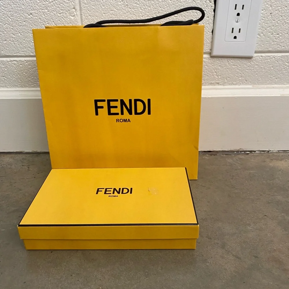 Collection of EMPTY boxes, bags, and ribbons from luxury designers. - Picture 8 of 10